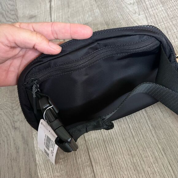 Lululemon Everywhere Belt Bag 1L (the smaller)-Black/Gold-NEW!! - Picture 7 of 8
